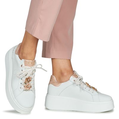 Дамски бели кожени спортни обувки TOSCA BLU