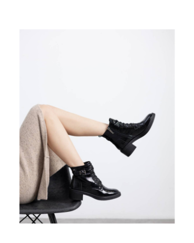 Дамски черни лачени боти CARMELA